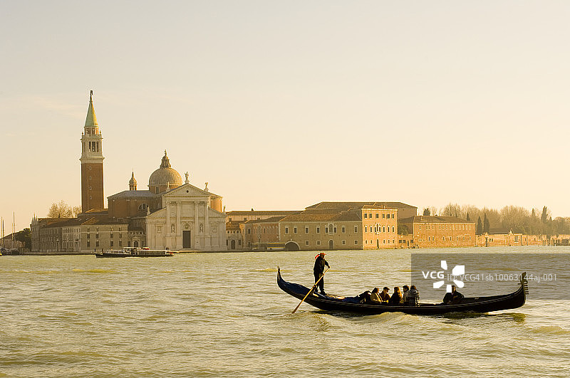 意大利威尼托威尼斯：以圣乔治岛为背景的贡多拉图片素材