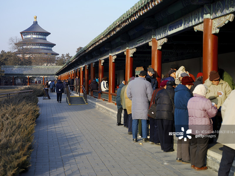 中国北京天坛前的人们图片素材