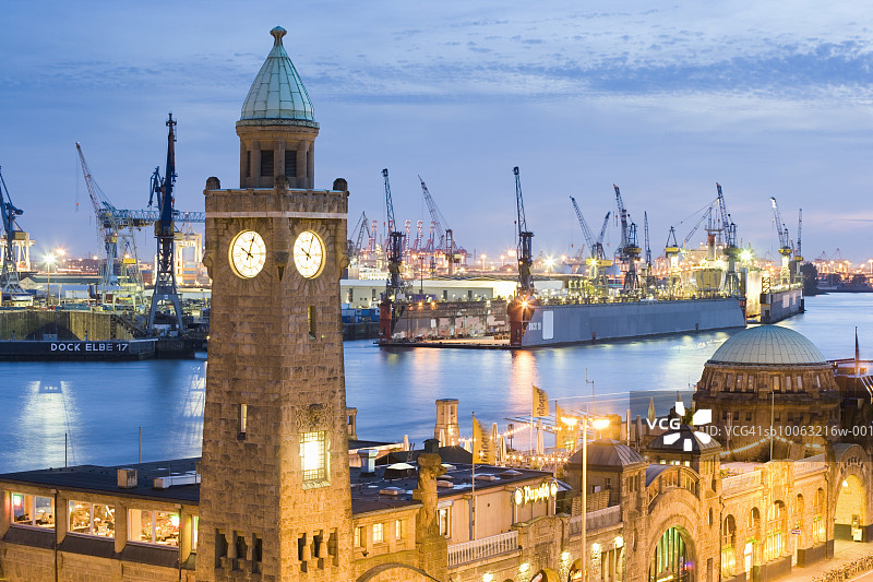 德国汉堡：背景为港口和易北河的Landungsbruecken图片素材