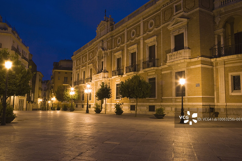 西班牙瓦伦西亚：傍晚的大主教广场和大主教宫图片素材