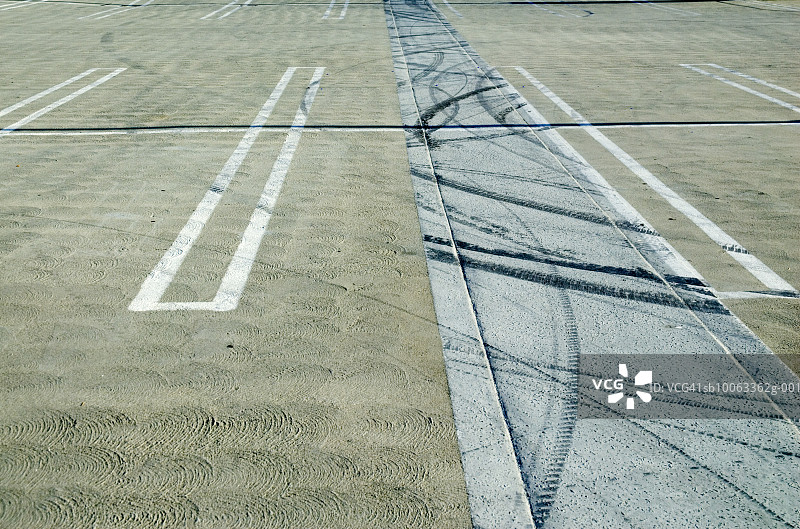 带有轮胎痕迹的空旷停车场图片素材