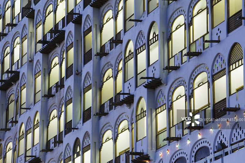 黎明时分的传统酒店建筑，低角度视图图片素材
