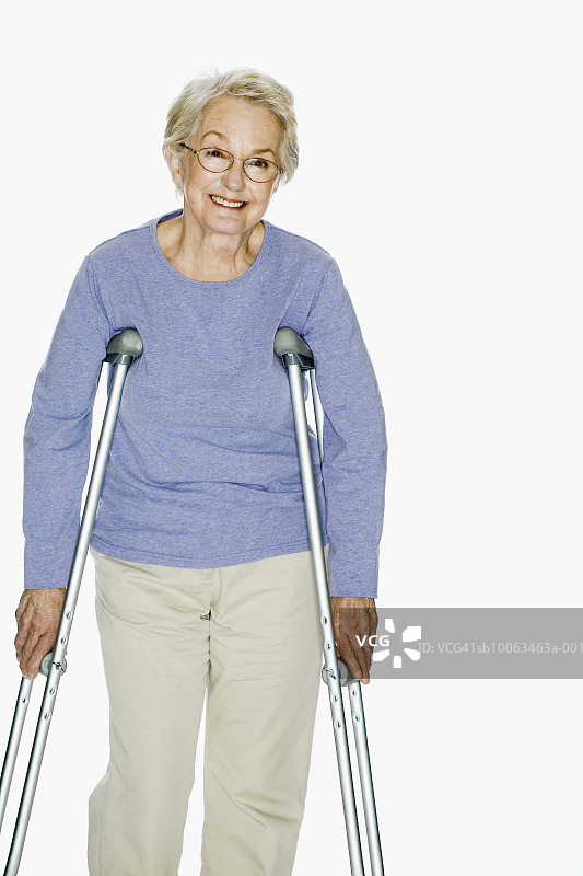 拄着拐杖的老年妇女肖像图片素材