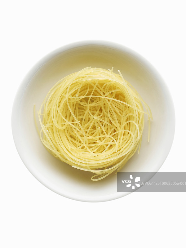 白色碗中的干天使面，俯视图片素材