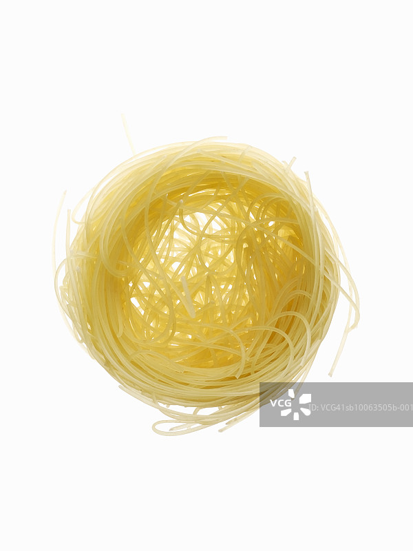 白色背景上的干天使头发意大利面卷图片素材