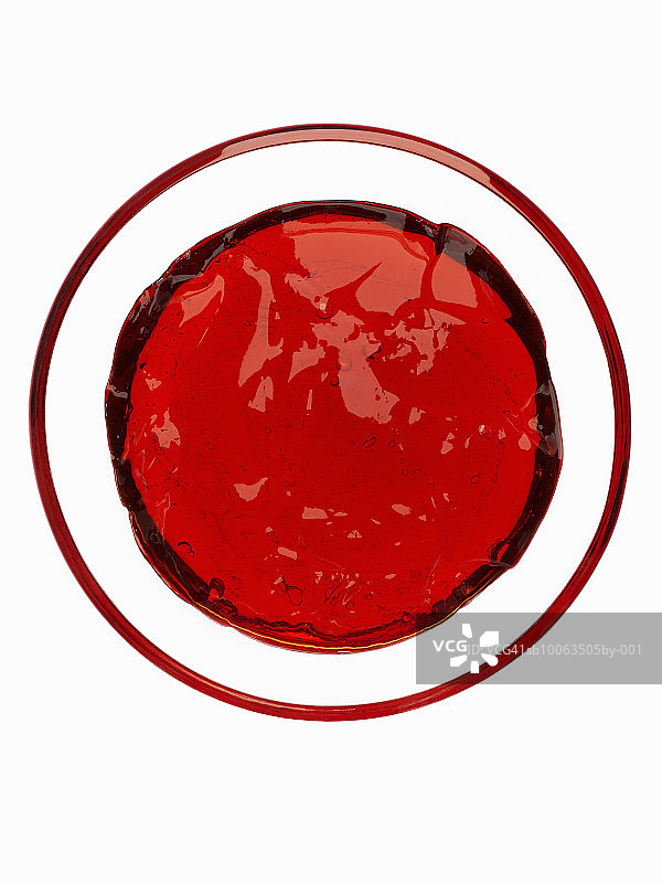 白色背景玻璃碗中的红色果冻俯视图图片素材