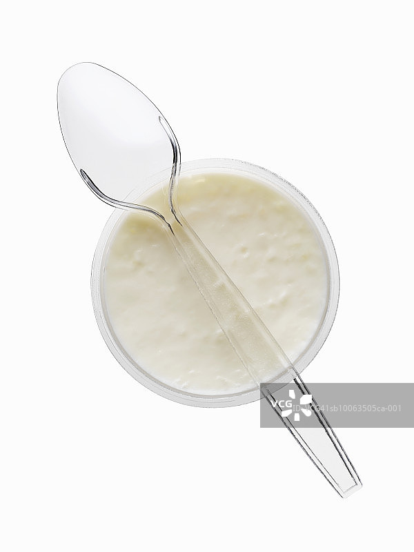 木薯淀粉酸奶与透明塑料勺，俯视图片素材