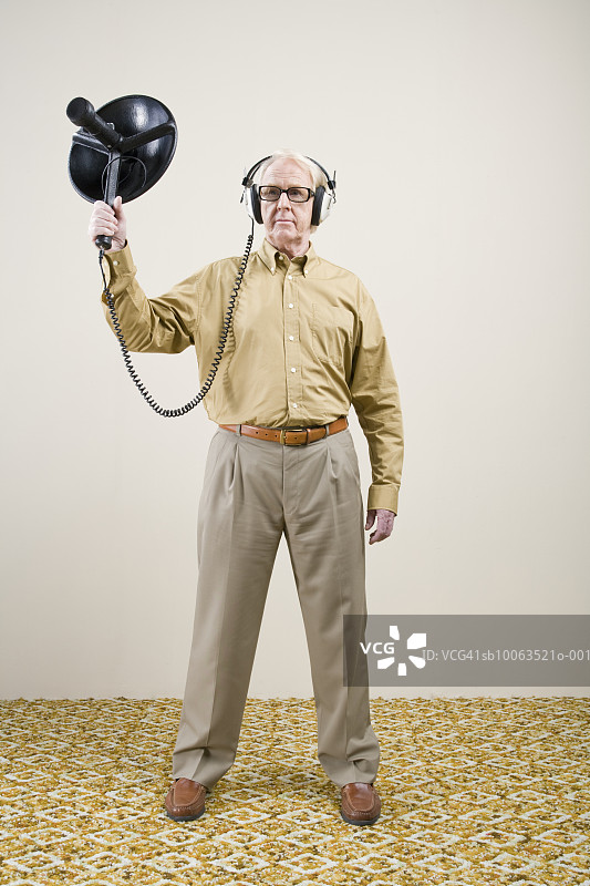 站在房间里，带着监听设备的男人图片素材