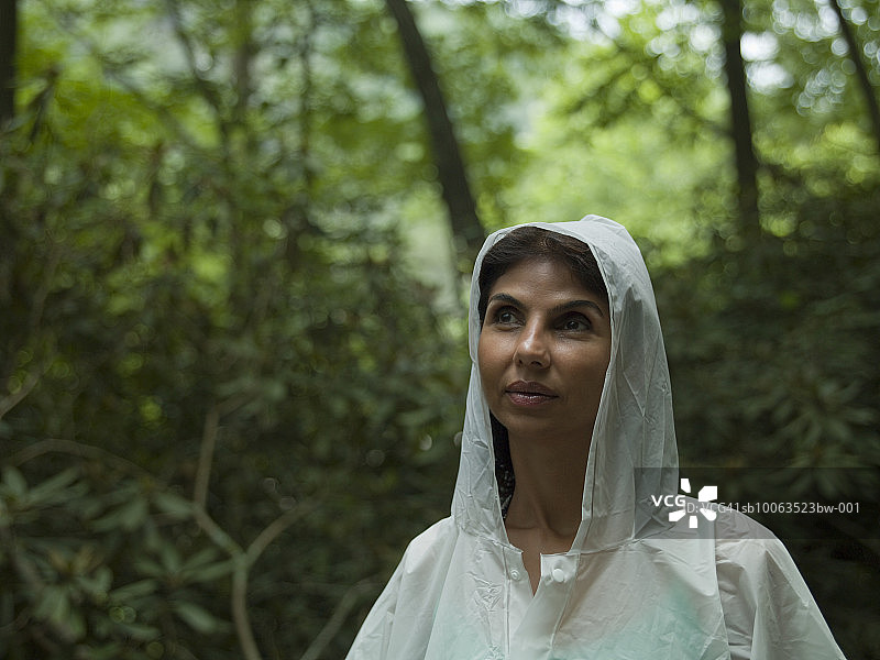 身穿白色雨衣微笑的中年妇女特写图片素材