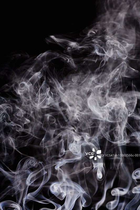 黑色背景上的烟雾图片素材