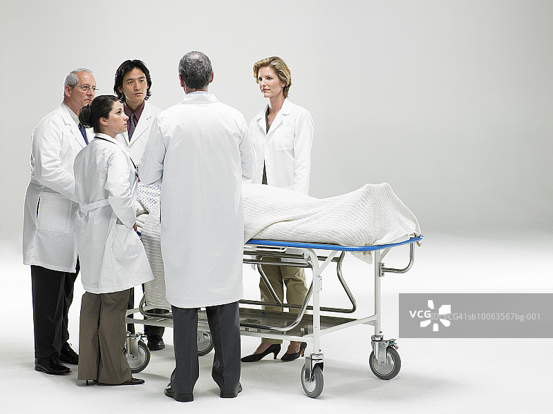 医生对腿部进行骨科手术，治疗受伤图片素材