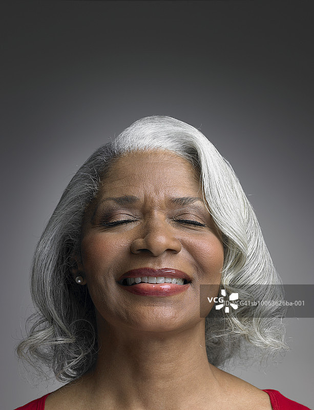 中年妇女闭着眼睛微笑特写图片素材