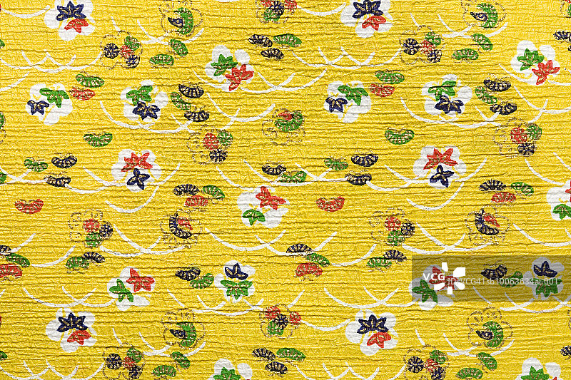 松树和鲜花的黄色日本纸（全画幅）图片素材