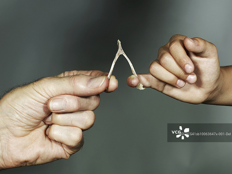 祖孙拿着叉骨的特写图片素材