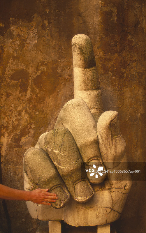 意大利罗马：男孩触摸君士坦丁大帝雕塑的手图片素材