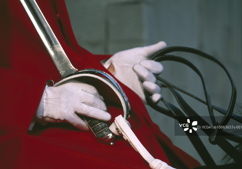 英格兰伦敦白厅皇家骑兵卫队士兵持剑特写（中部）图片素材