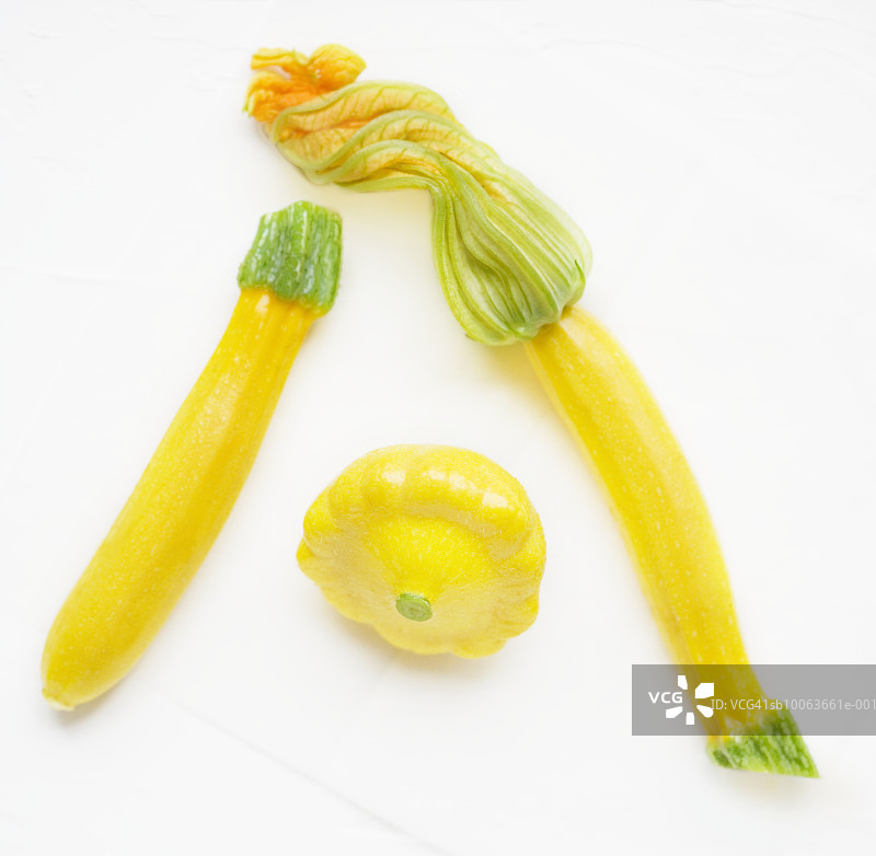 带南瓜花的黄色西葫芦图片素材