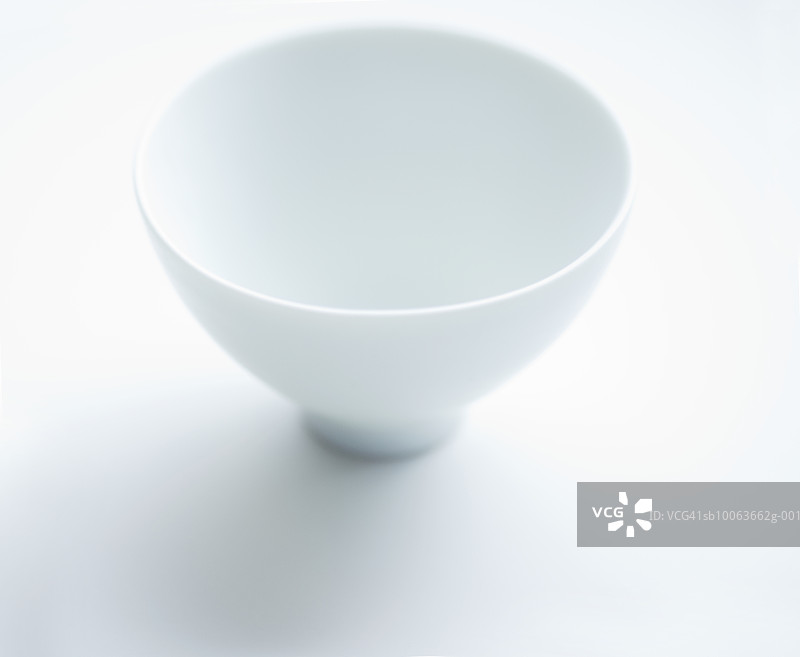 白色背景上的空白色碗图片素材