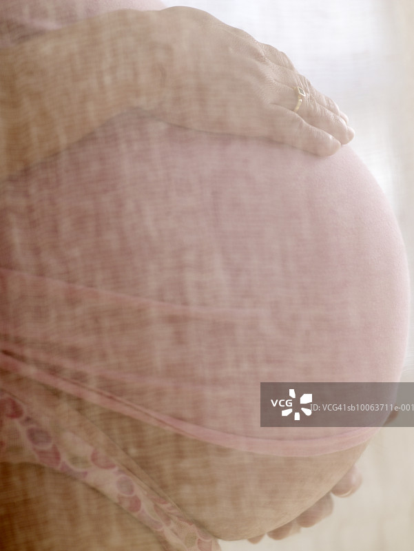 孕妇抚摸腹部特写图片素材