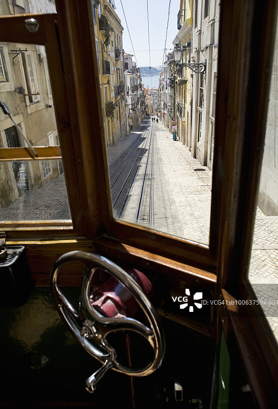 狭窄街道上的电车图片素材