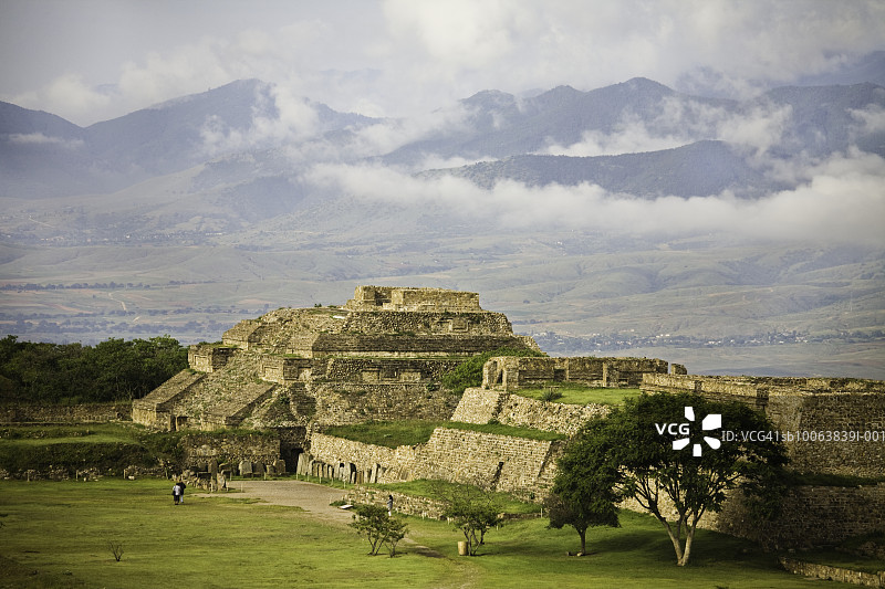 墨西哥，瓦哈卡，阿尔班山，山顶的废墟，高架景观图片素材
