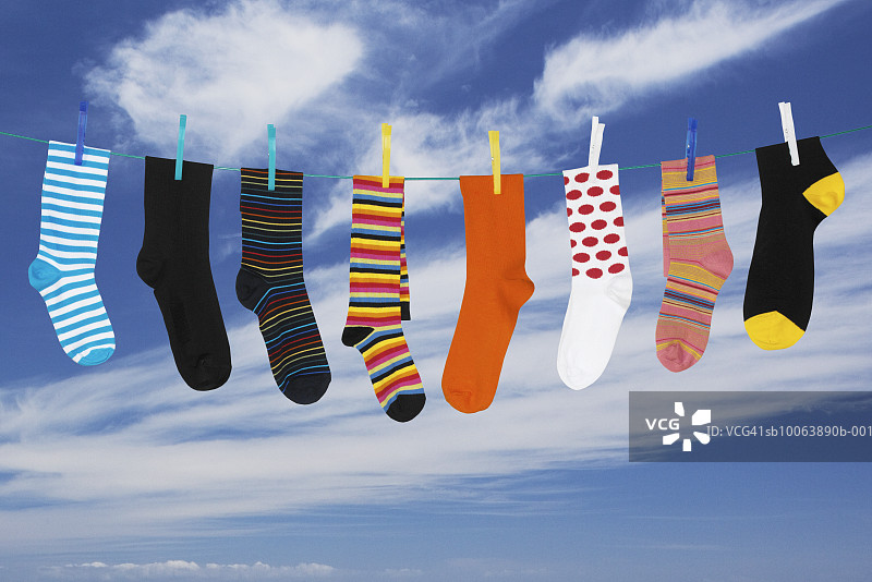 晾衣绳上悬挂的各种袜子图片素材