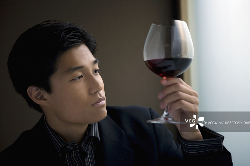 男子在室内品鉴红酒图片素材