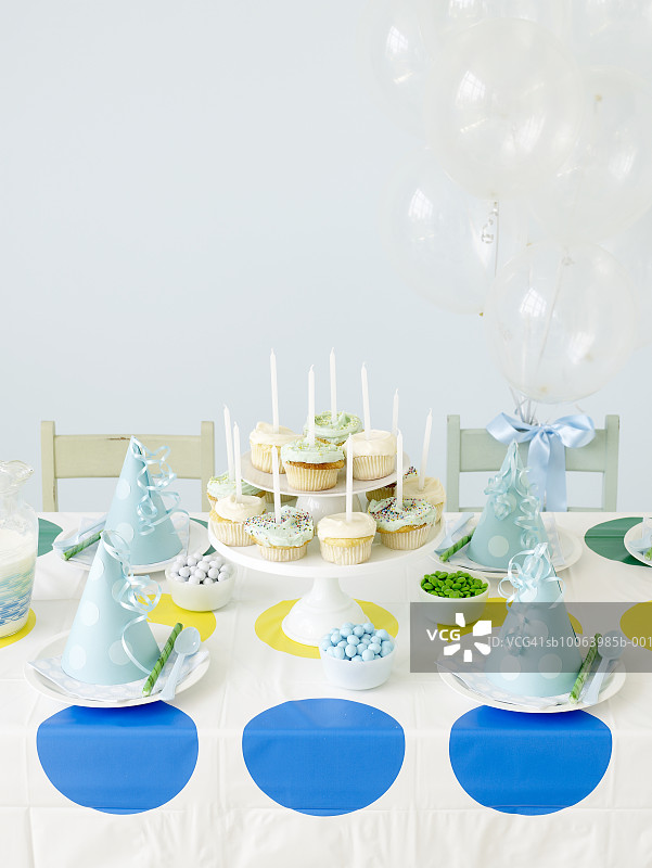 儿童生日派对餐桌布置图片素材