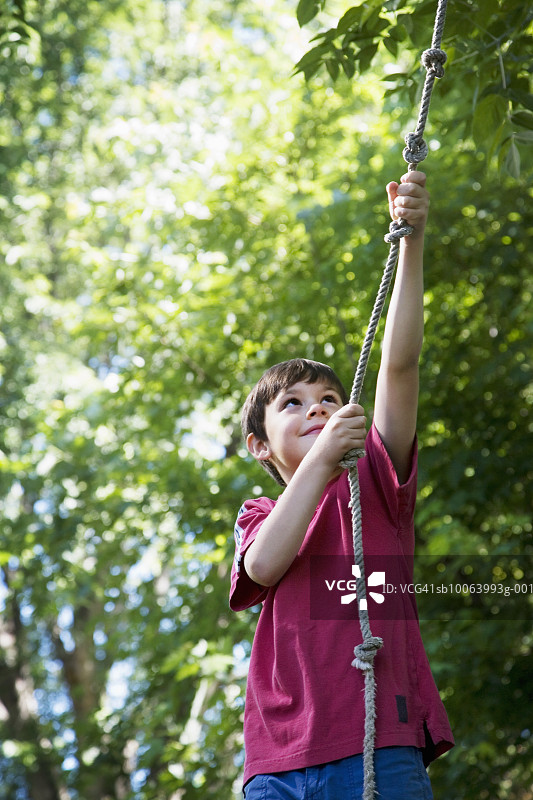 男孩拉扯打结的攀爬绳图片素材