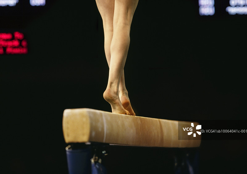 女体操运动员在平衡木上表演图片素材