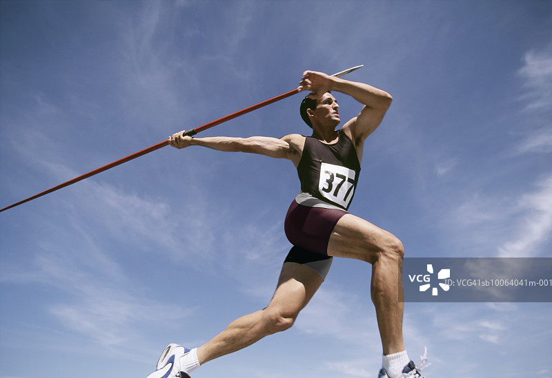 男人准备在田径比赛中投掷标枪图片素材
