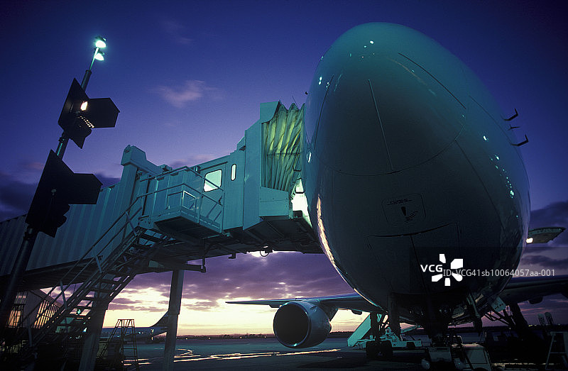 波音767飞机维护，低角度，黄昏图片素材