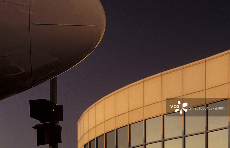 日落时的飞机和机场航站楼图片素材