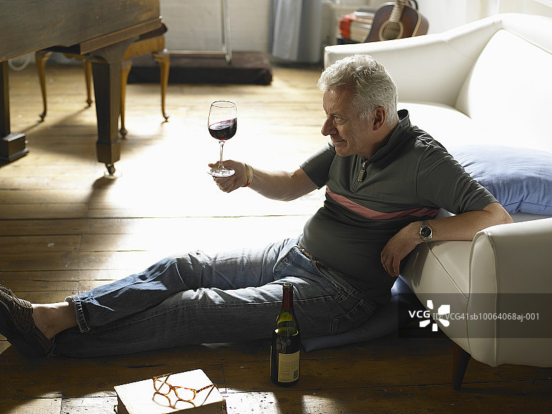 中年男人品尝红酒图片素材