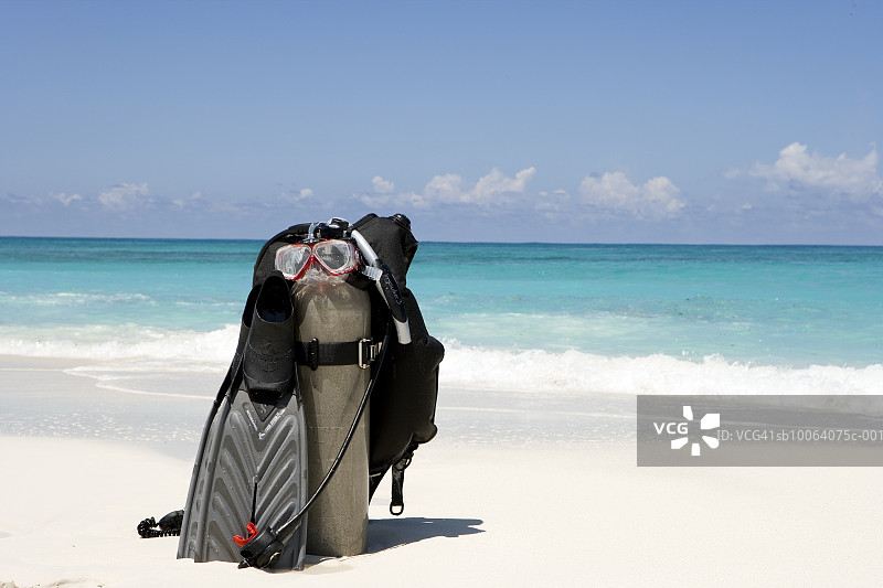 热带海滩上的潜水设备图片素材