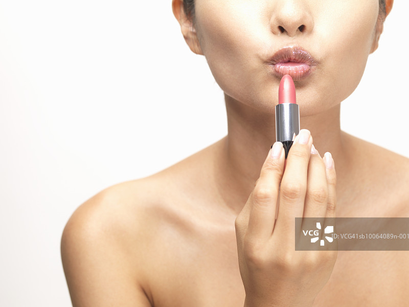 女性涂口红（局部）图片素材