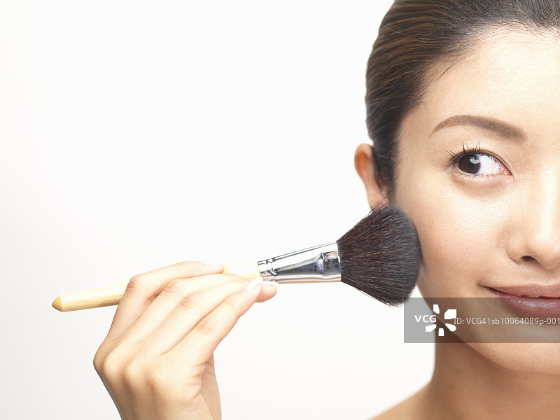 女人使用粉刷，特写镜头图片素材