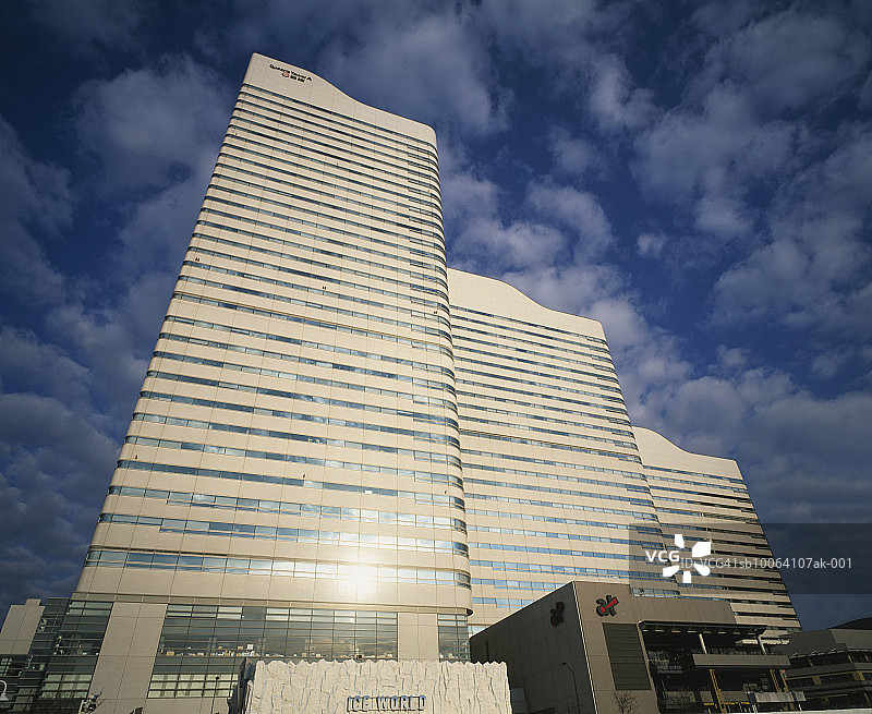 港未来21地区的摩天大楼，低角度视图图片素材
