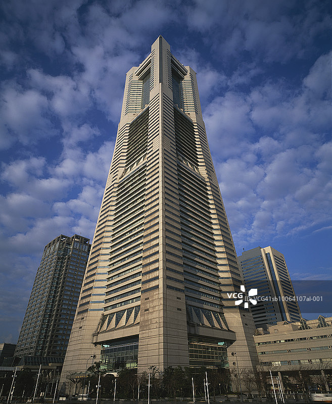 横滨港未来21区的地标塔楼建筑图片素材