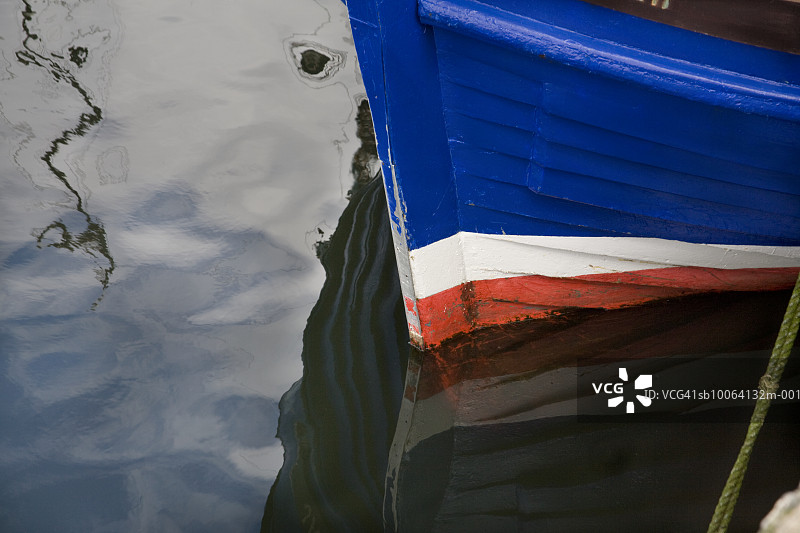 水中倒影的渔船船头特写图片素材