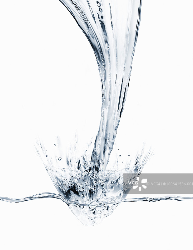 白色背景上的水倾泻和飞溅图片素材