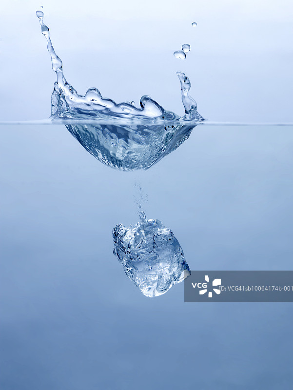 冰块落入水中，影棚拍摄图片素材