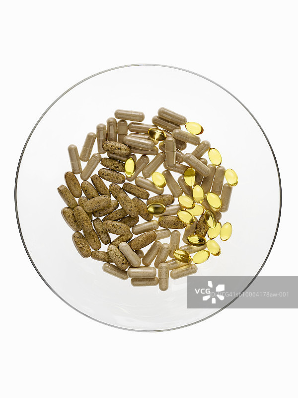 玻璃盘中的维生素图片素材