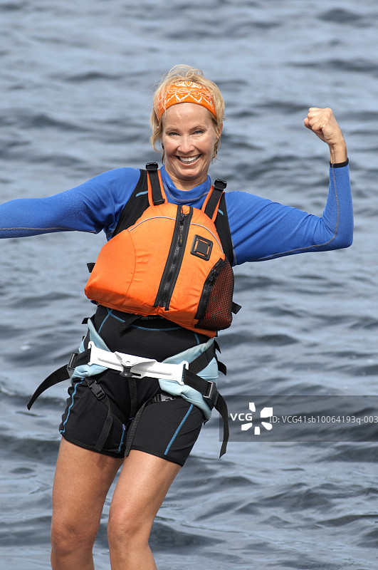 中年妇女微笑风帆冲浪人像图片素材
