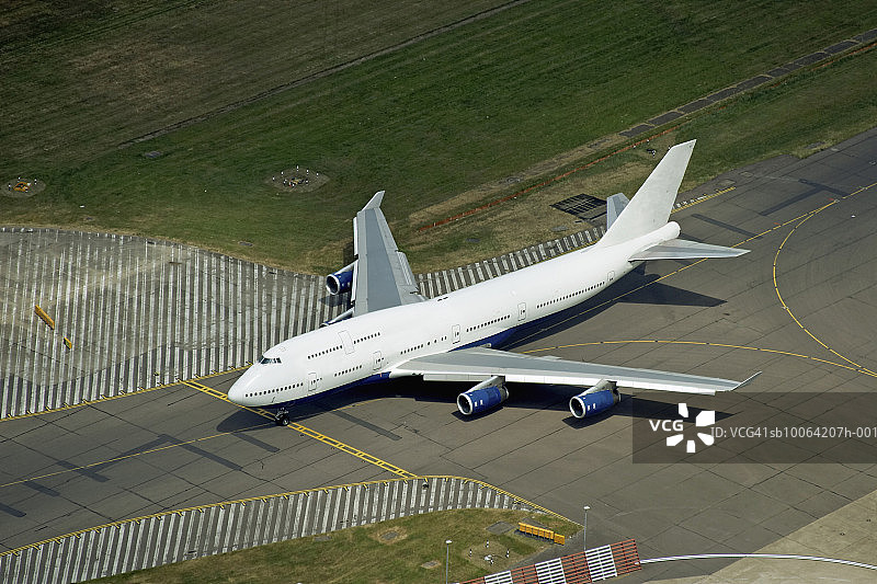 机场滑行道上的波音747飞机，航拍图图片素材
