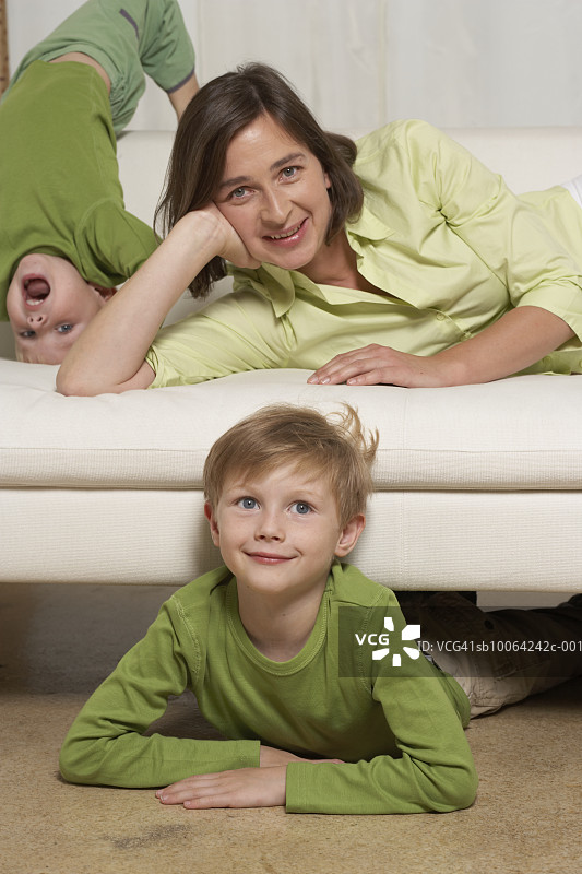 母亲和儿子们在客厅的肖像图片素材