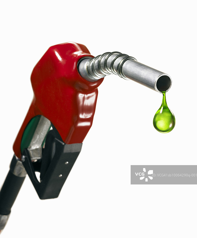 带绿色油滴的汽油喷嘴特写图片素材