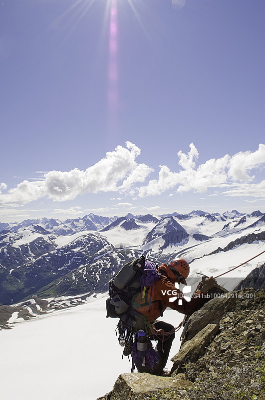 美国阿拉斯加奇尔卡特山脉花山登山者攀登高峰图片素材