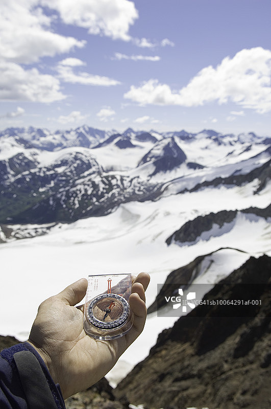 美国阿拉斯加州奇尔卡特山脉：手持指南针图片素材