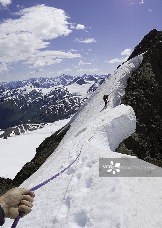 美国阿拉斯加州奇尔卡特山脉登山者攀登高峰图片素材